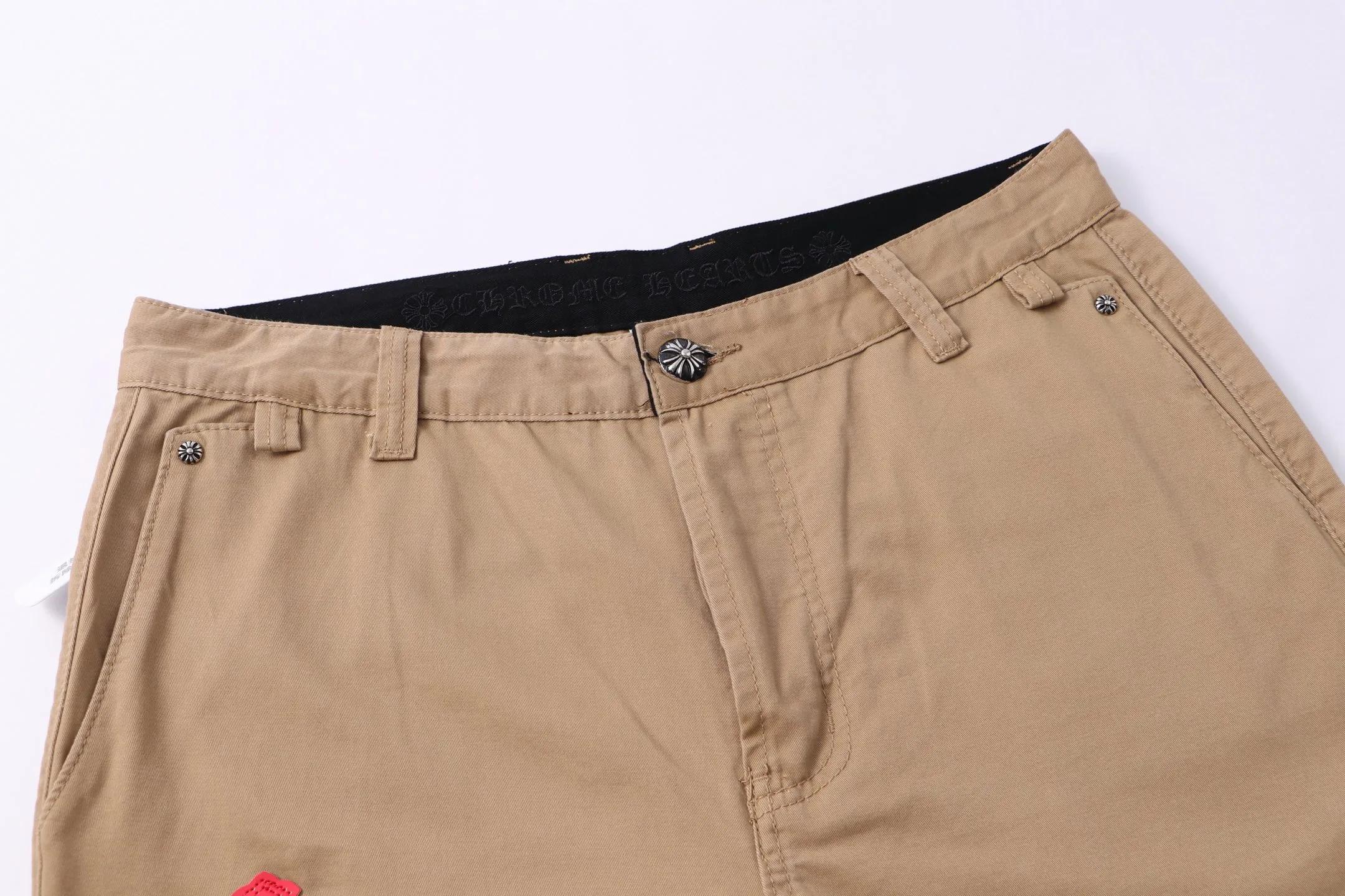 P260 Style number: H011 ChromeHearts & Chrome Heart Khaki bootcut casual pants and jeans. Original hardware and accessories, washed and other hanging tags. The QR code analysis is from the original factory, with a high degree of restoration. You are welcome to compare the products~ Three-dimensional version Loose and comfortable, not picky about body shape, taller and slimmer, factory Seiko, original factory quality control, same style for men and women, can be matched with couples, versatile recommendation, must-have jeans for all seasons, fashionistas have been disappointed From the quality selection of fabrics, the tailoring of details, and the matching of patterns, everything is impeccable! The upper body is so handsome when worn...it can be easily worn by men, women and children! The craftsmanship is made of heavy-duty washed pure cotton denim fabric. After washing, it is soft and thick and looks very stylish when worn. Size: 28, 30, 32, 34, 36 (S-XXL) Color: Khaki